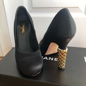 Chanel pumps with gold and pearl heel